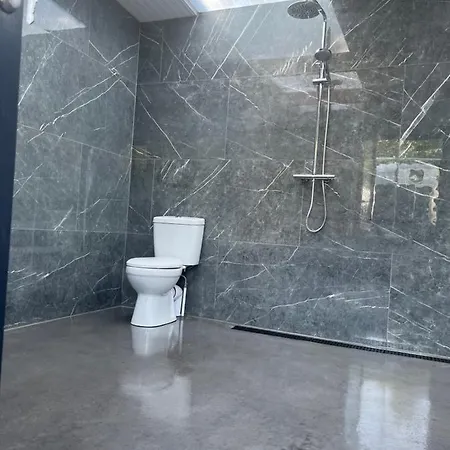 Ferry House Holidays 뉴 로스